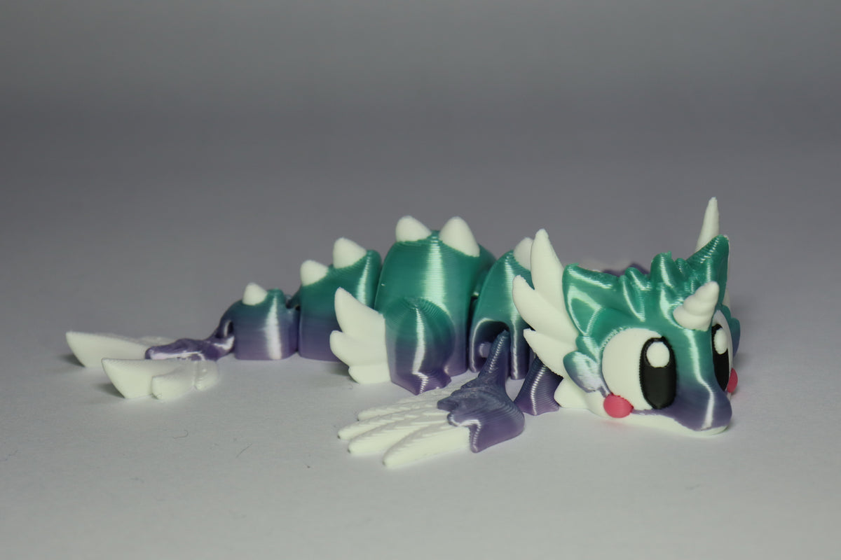 Beweglicher 3D Drache Auroria mit gegliedertem Körper und Schwanz