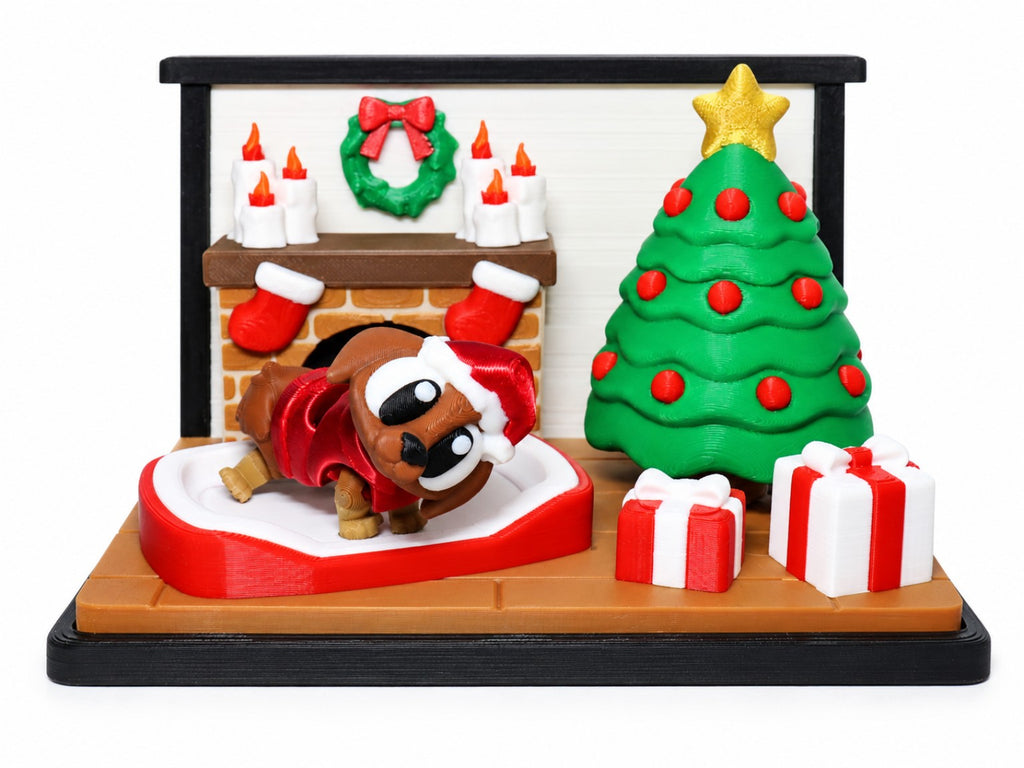 Beweglicher Weihnachtsdackel mit Nikolausmütze im Hundebett vor geschmücktem Weihnachtsbaum und Kamin