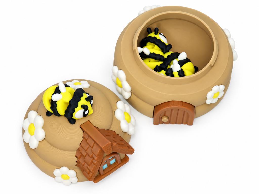 Geöffnetes Bienenhaus mit drei Bienenfiguren im Innenraum