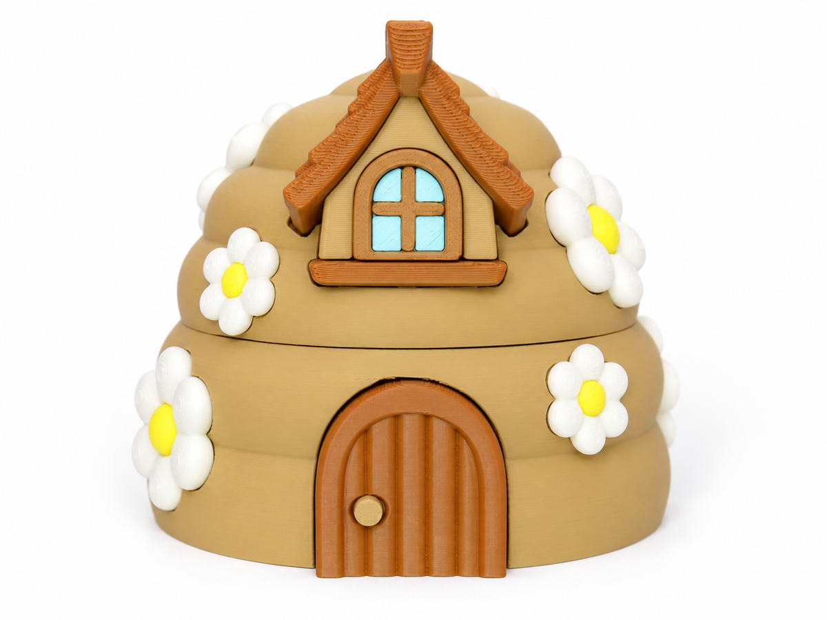 Detailansicht Bienenhaus mit Blumen Tür und Dachfenster