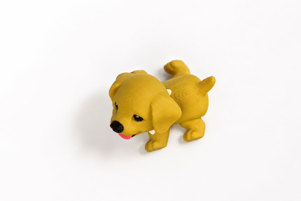 Detailaufnahme der Labrador-Figur mit Knochen am Halsband