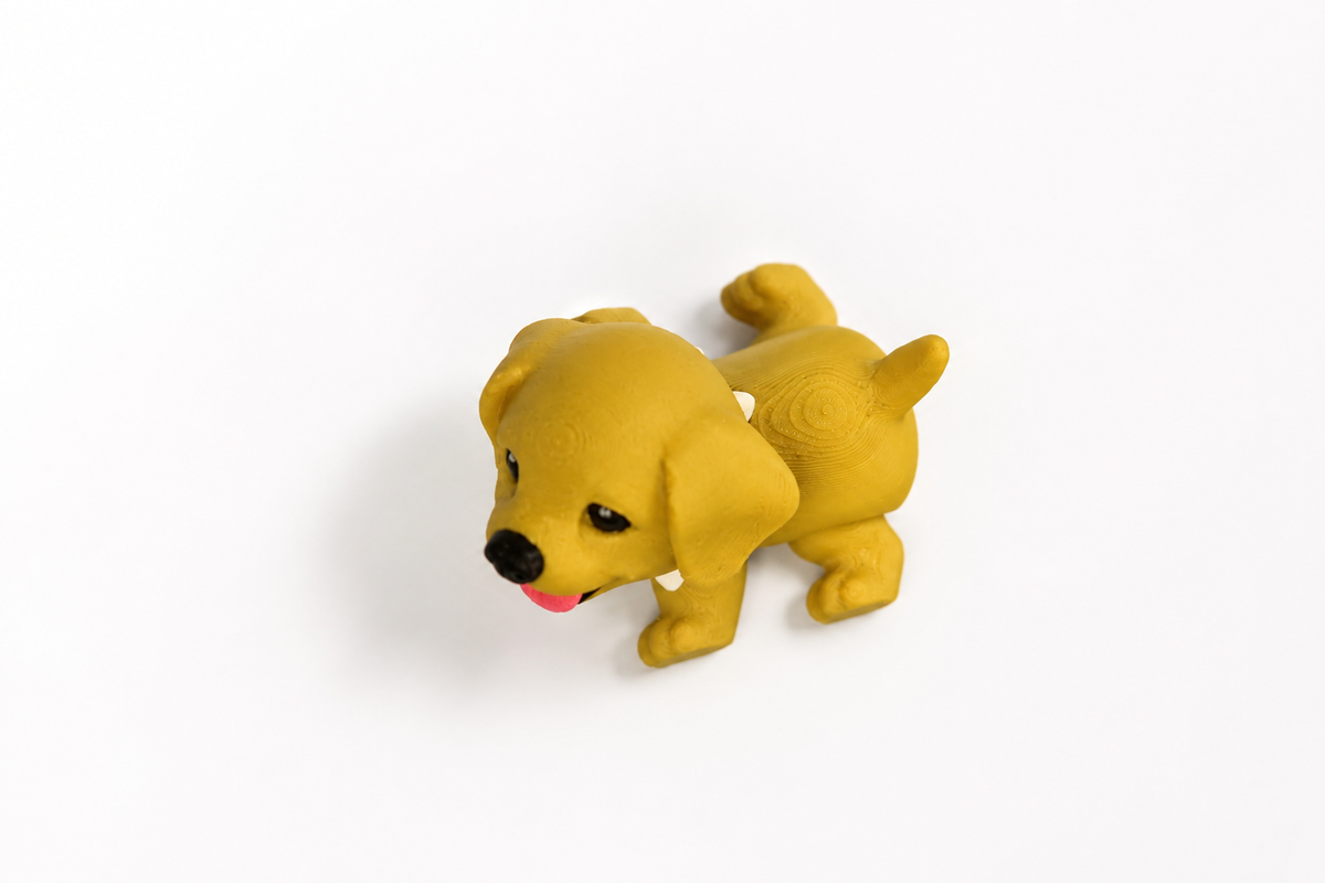 Detailaufnahme der Labrador-Figur mit Knochen am Halsband