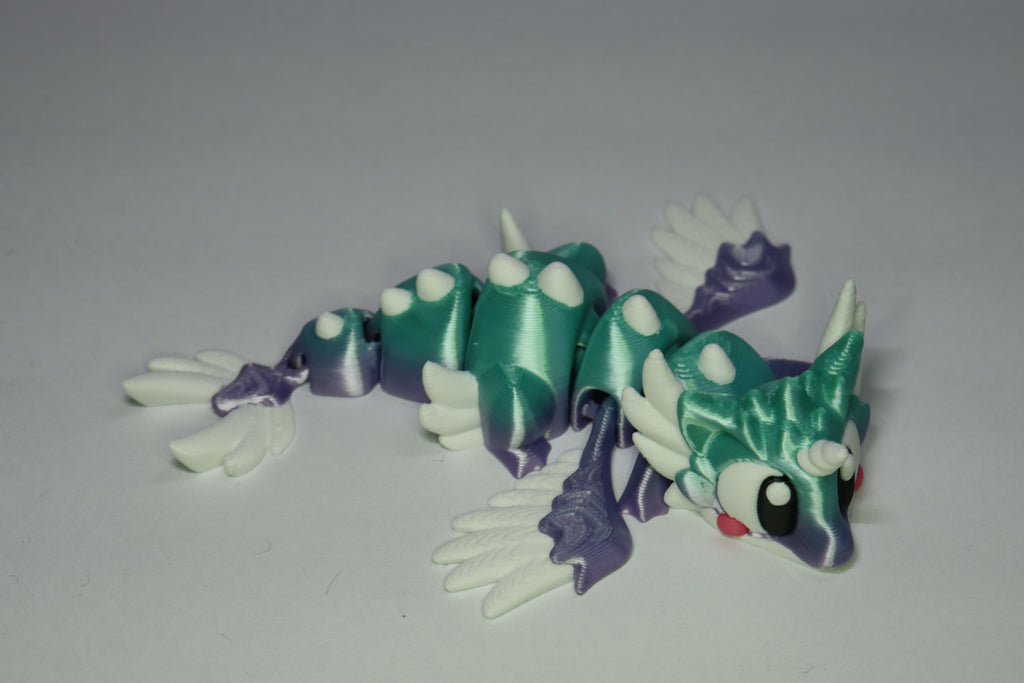 Bewegliche Drachenfigur Auroria mit weissen Flügeln und Hörnern