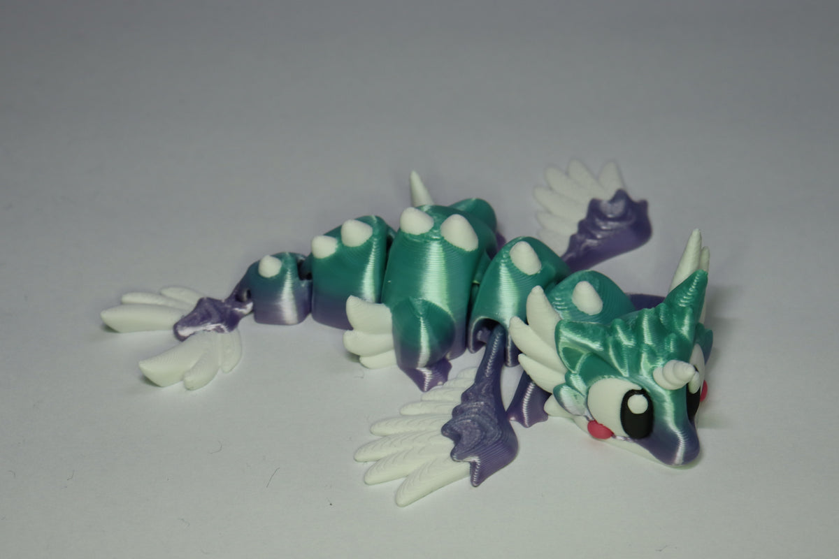 Bewegliche Drachenfigur Auroria mit weissen Flügeln und Hörnern