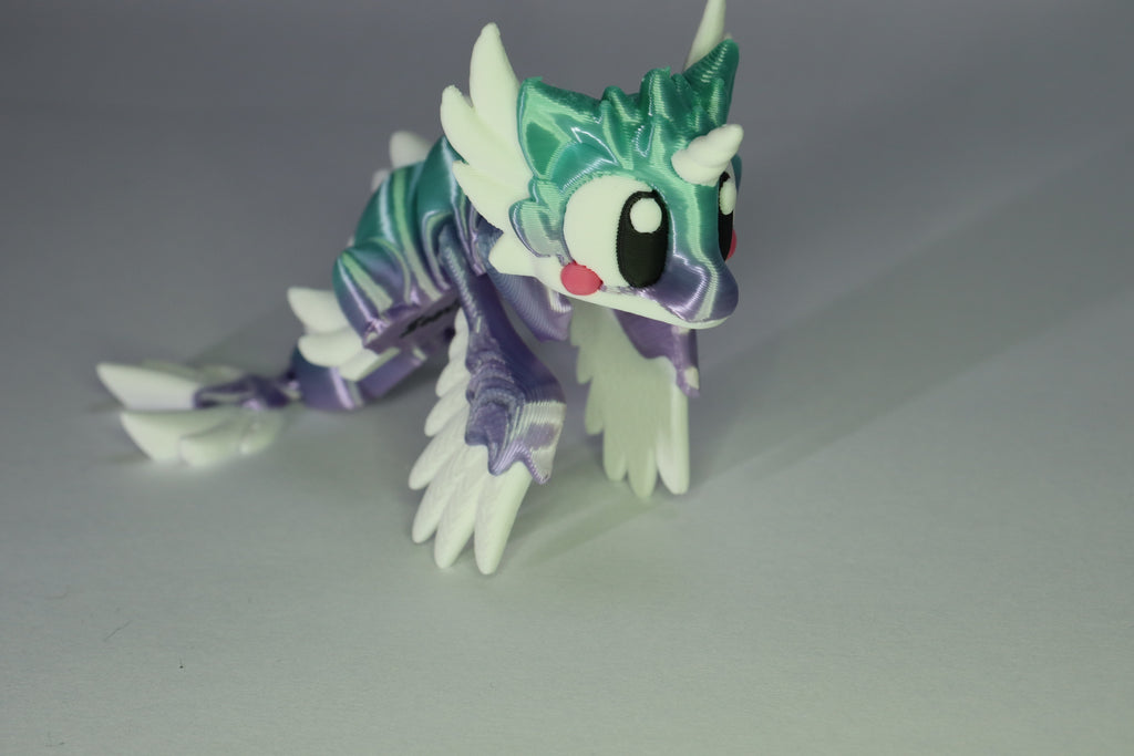 Auroria 3D Drachenfigur mit grossen Augen und beweglichem Körper