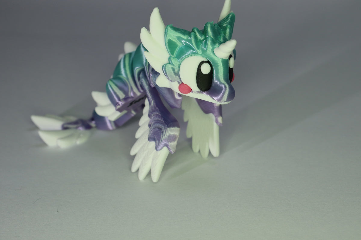 Auroria 3D Drachenfigur mit grossen Augen und beweglichem Körper