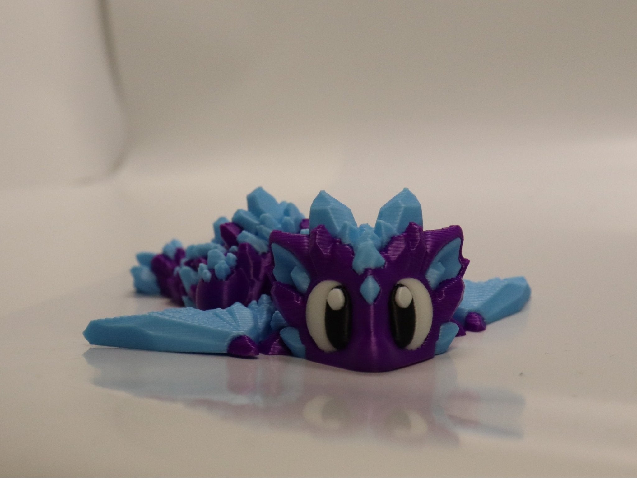 ProtoDrache Eisjuwel mit Ei – Beweglicher 3D Drache – Spielzeug – Swiss Made - Protoplot3D