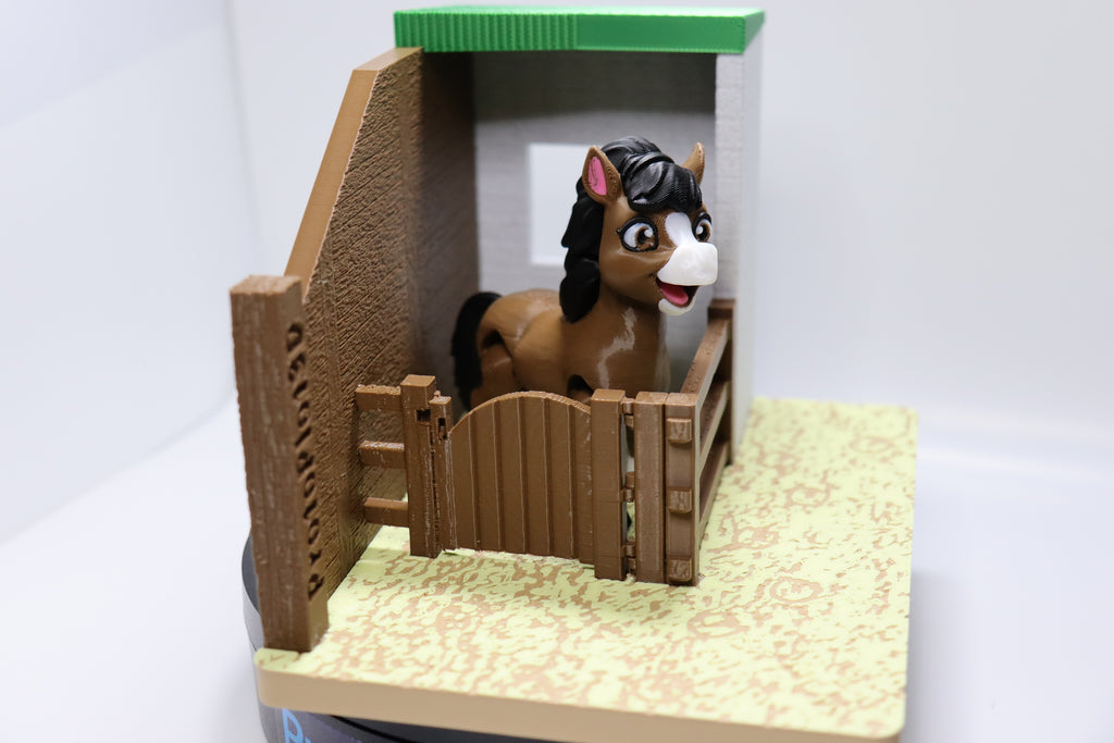 Pferde Spielset mit Stall – Bewegliche Pferde Figur im Pferdestall (3D Druck Schweiz)